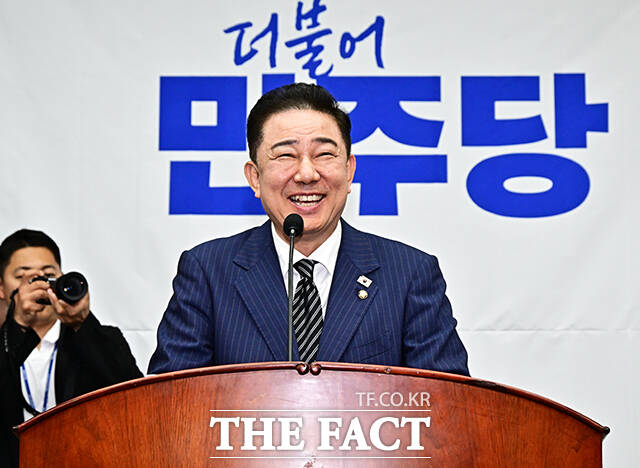 김병기 더불어민주당 당대표 직무대행 겸 원내대표가 24일 오후 서울 여의도 국회에서 열린 의원총회에 참석해 모두발언을 하고 있다. /국회=배정한 기자