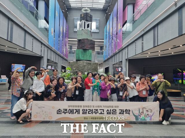 광주청춘한교 학생들이 국립광주과학관 빛고을탑 앞에서 기념사진을 찍고 있다./광주시교육청