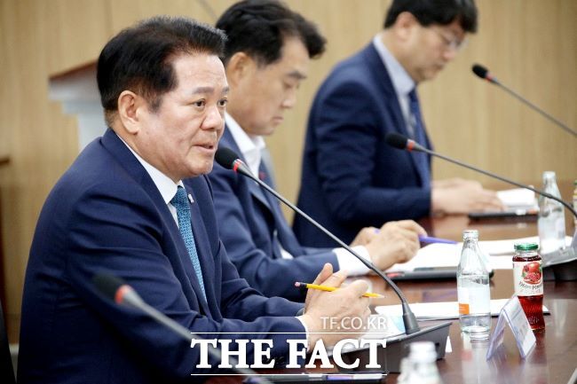 최대호 안양천 명소화·고도화 행정협의회장(안양시장)이 협의회 총회에서 발언하고 있다. /안양시