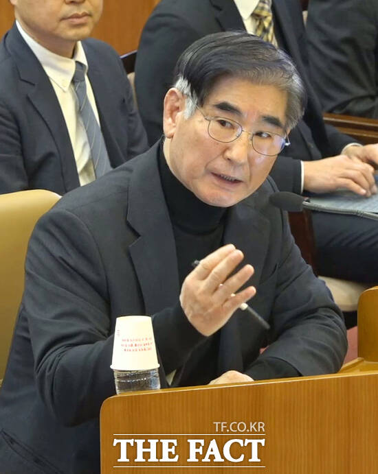 김용현 전 국방부장관이 23일 서울 종로구 헌법재판소에서 열린 대통령 탄핵심판 4차 변론기일에 증인으로 출석해 질문에 답변하고 있다. /뉴시스