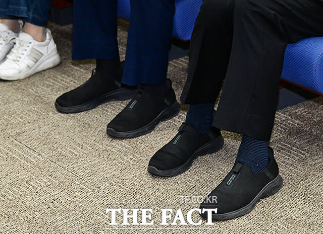 커플 신발 신고 왔어요!