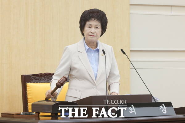 오관영 동구의회의장이 24일 열린 제286회 정례회 제2차 본회의에서 의사봉을 두드리고 있다. /대전 동구의회