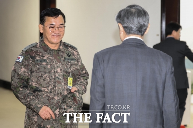 군검찰의 추가 기소로 구속 연장 기로에 놓인 여인형 전 국군방첩사령관이 증거인멸과 도주 우려가 없다며 구속 영장을 기각해달라고 재판부에 요청했다. 여 전사령관이 지난해 12월 국회 정보위원회에서 열린 비상계엄 관련 긴급 현안질의에 참석하고 있다./이새롬 기자