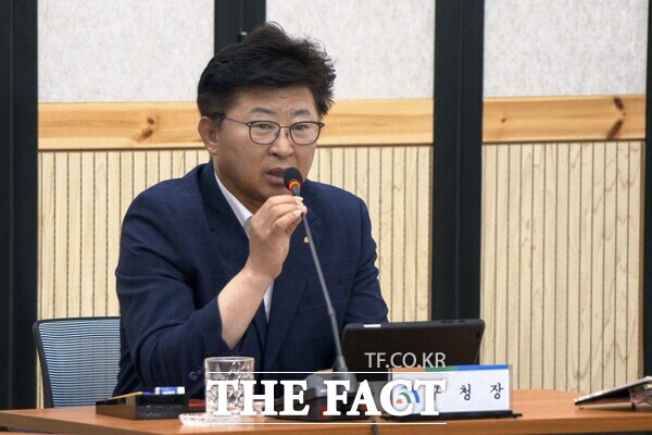 최충규 대덕구청장이 24일 구청 대회의실에서 열린 민선8기 3년 성과보고회에서 공직자들에게 당부의 말을 전하고 있다./대전 대덕구
