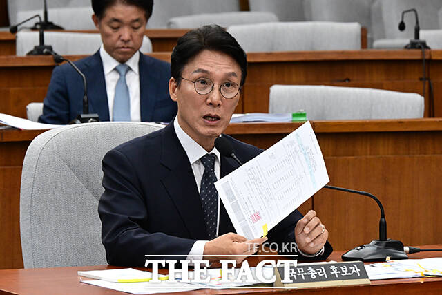 김민석 국무총리 후보자는 24일 중국 칭화대 법학석사 논문에 탈북자라는 표현 대신 반도자(叛逃者)라고 명시했다는 지적에 대해 그때 중국에서 쓰는 용어 등 일부를 차용해서 쓴 것이라고 밝혔다. /남윤호 기자