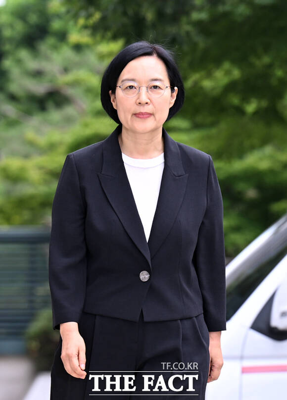 중소벤처기업부 장관 후보자로 지명된 한성숙 전 네이버 대표이사가 24일 오후 서울 여의도 삼희 익스콘벤처타워에 마련된 인사청문회 준비 사무실로 출근하고 있다. /이새롬 기자