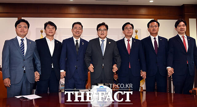 회동 앞서 기념촬영하는 양당 지도부.