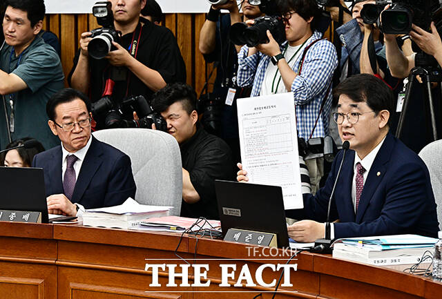 자료제출 요구하는 배준영 국민의힘 의원.