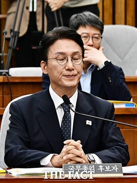 김민석 국무총리 후보자가 24일 첫 인사청문회에서 논란의 세비 외 수입에 대해 해명했지만 해소하지 못했다. 이에 따라 25일 열릴 두 번째 청문회에선 야당의 자료 제출 요구가 한층 거세질 전망이다. /배정한 기자