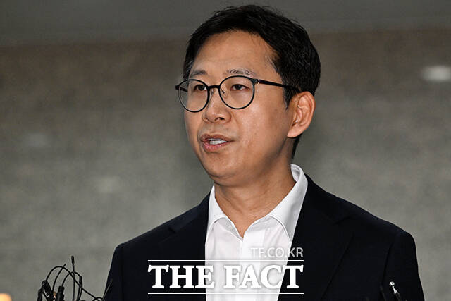 배경훈 과학기술정보통신부 장관 후보자가 24일 오전 서울 종로구 광화문우체국으로 출근하며 취재진의 질문에 답변하고 있다. /서예원 기자