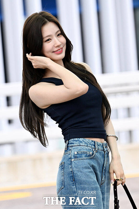 출국길을 포토월처럼 포즈 취하는 미연.