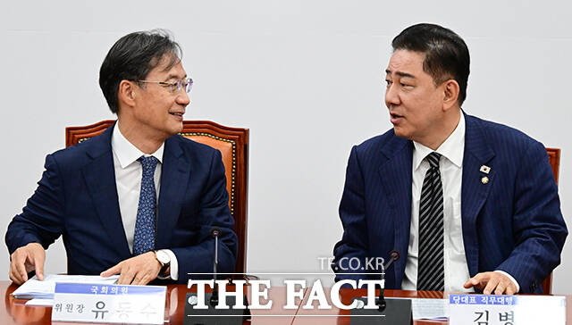 유동수 더불어민주당 물가대책TF 위원장(왼쪽)과 대화하는 김병기 대표 직무대행.