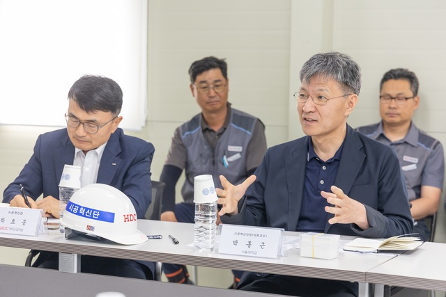 HDC현대산업개발은 지난 18일 서울원 아이파크 현장에서 시공혁신단 주관의 산학연 연합자문회의를 진행했다. /HDC현대산업개발