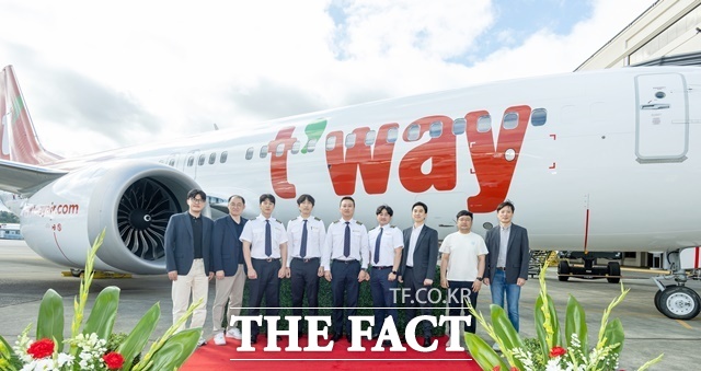 지난 18일(현지시각) 미국 시애틀에 위치한 보잉 딜리버리센터에서 티웨이항공 관계자들이 기념사진을 촬영하고 있다. /티웨이항공