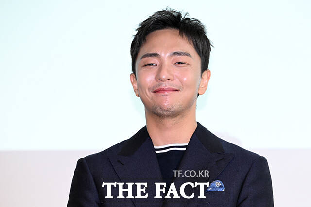 박천휴 작가가 24일 오후 서울 중구 커뮤니티하우스 마실에서 열린 뮤지컬 어쩌면 해피엔딩 제78회 토니상 6관왕 기념 기자 간담회에 참석해 포즈를 취하고 있다. /서예원 기자