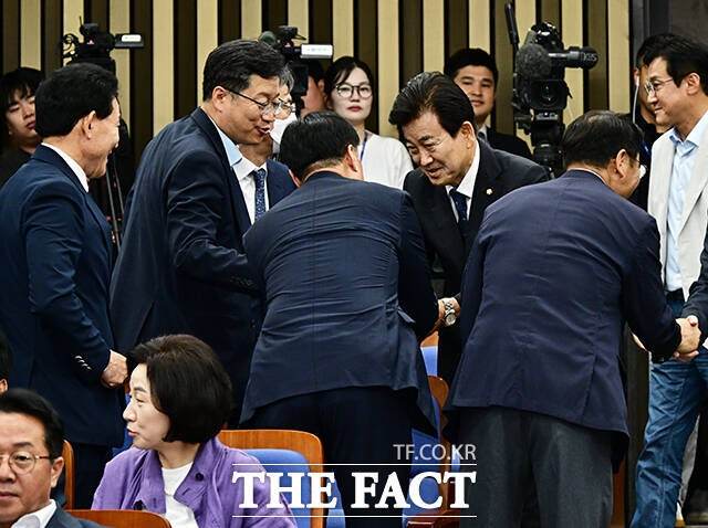 정동영 통일부 장관 후보자가 24일 오후 서울 여의도 국회에서 열린 더불어민주당 의원총회에 참석해 동료 의원들이 축하를 받고 있다. /배정한 기자