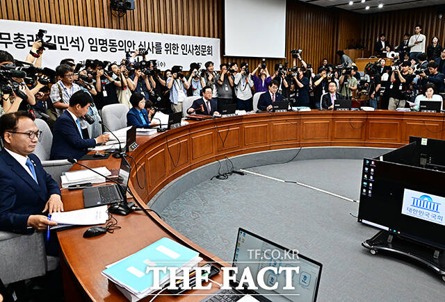 김민석 국무총리 후보자 인사청문회 안건 상정하는 이종배 위원장.