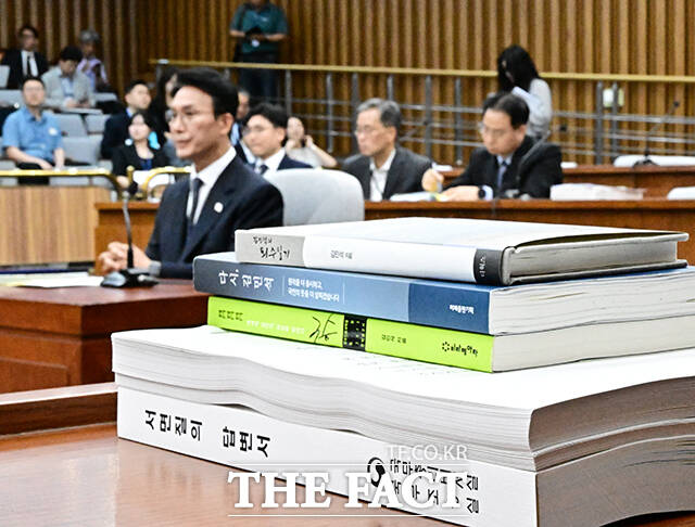 청문회장에 준비된 김민석 국무총리 후보자 저서.