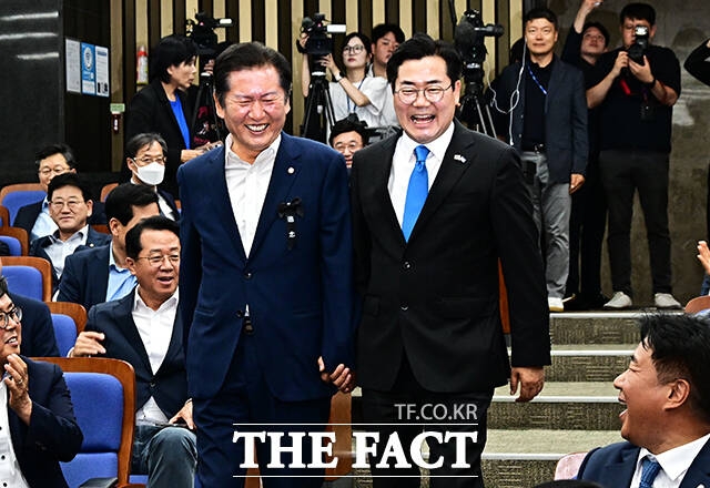 더불어민주당 당대표 선거에 출마한 박찬대 전 원내대표와 정청래 의원(왼쪽)이 24일 오후 서울 여의도 국회에서 열린 의원총회에 손을 꼭 잡은 채 입장하고 있다. /국회=배정한 기자