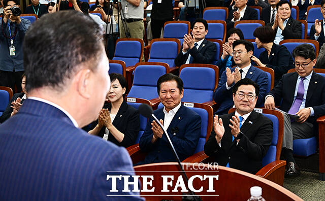 김병기 원내대표 모두발언 듣는 당대표 후보자들.