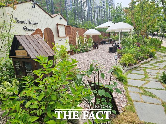 과천시가 지식정보타운에 조성한 자연테라스 정원 전경./과천시