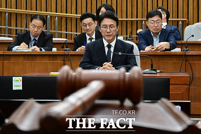 김민석 국무총리 후보자 국회 인사청문회 첫날인 24일 야당인 국민의힘은 김 후보자의 재산 증식과 학위 취득 및 자녀 관련 의혹을 맹공했고, 김 후보자는 사실이 아니라며 맞섰다. /남윤호 기자