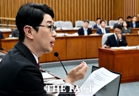  김민석 후보자 앞에서 자료제출 요구하는 주진우 의원 [포토]