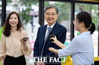  밝은 표정으로 첫 출근하는 조현 외교부 장관 후보자 [TF사진관]