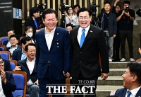  커플 신발 신고 손 꼭 잡은 민주당 당대표 후보 정청래와 박찬대 [TF사진관]
