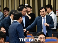  의총에서 축하받는 이재명 정부 장관 후보자들 [TF사진관]
