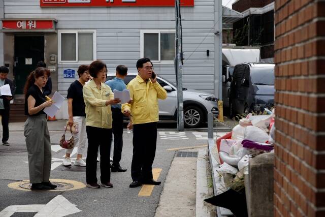 진교훈 강서구청장이 3개월간 일일 동장으로 강서구 20개 동을 순회한다. /강서구