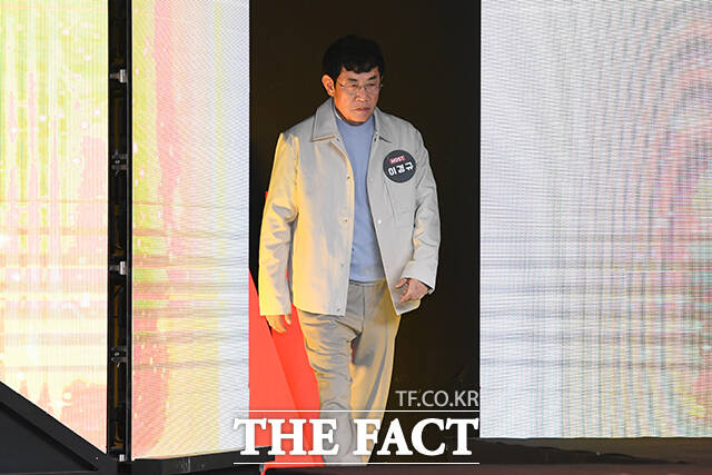 경찰이 약물 운전 혐의를 받는 개그맨 이경규(65) 씨를 피의자로 입건했다. 이 씨는 경찰에서 자신의 부주의라며 혐의를 인정했다. 서울 강남경찰서는 전날 도로교통법 위반 혐의로 이 씨를 입건했다고 25일 밝혔다. /서예원 기자