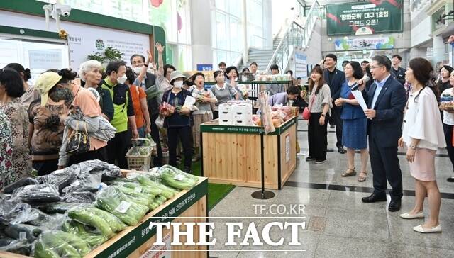 25일 김진열 군위군수와 정명섭 대구도시개발공사 사장을 비롯한 양 기관 관계자, 생산 농가 대표, 시민 등 50여 명이 모인 가운데 군위군 로컬푸드직매장 운영을 위한 협약식이 열렸다. /군위군