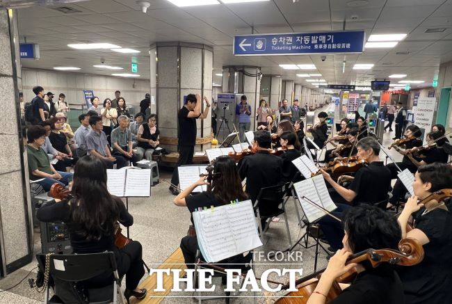 과천뮤즈챔버오케스트라가 정부과천청사역에서 공연하고 있다./과천시