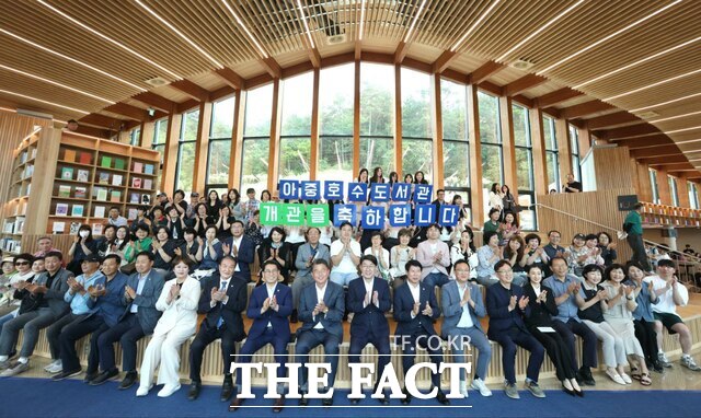 우범기 전북 전주시장(오른쪽 10번째)이 전주시 덕진구 우아동1가 아중호수 내 수변로에 건립된 아중호수도서관 개관식에 참석해 기념 촬영을 하고 있다. /전주시