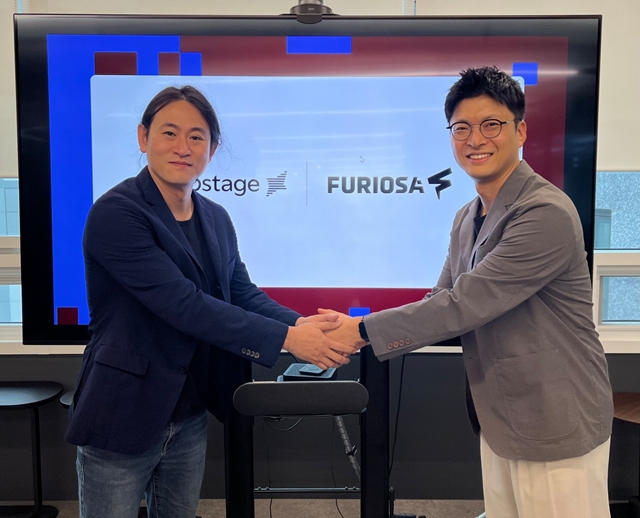 백준호 퓨리오사AI 대표(왼쪽)와 이활석 업스테이지 CTO가 MOU 후 기념사진을 찍고 있다. /업스테이지