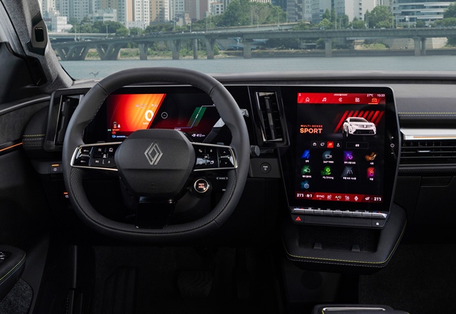 하단부가 평평한 D컷 형태의 스티어링 휠은 매트한 질감과 함께 쾌적함을 더했다. 회전 직경 10.9m의 민첩성은 도심 주행이나 주차 등에서도 강점이 될 것으로 보인다. /르노코리아