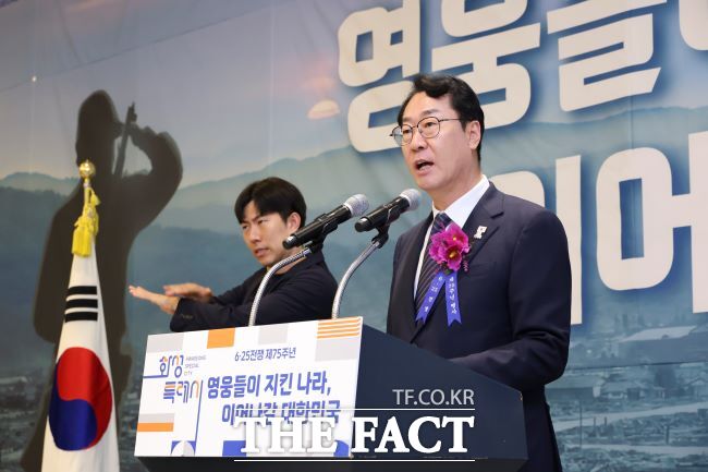 정명근 화성시장이 25일 6·25전쟁 제75주년 행사에서 기념사를 하고 있다./화성시