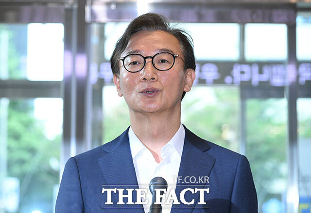 전재수 해양수산부 장관 후보자가 25일 오후 서울 마포구 포스트타워에 마련된 인사청문회 준비 사무실에 출근하며 소감을 밝히고 있다. /박헌우 기자