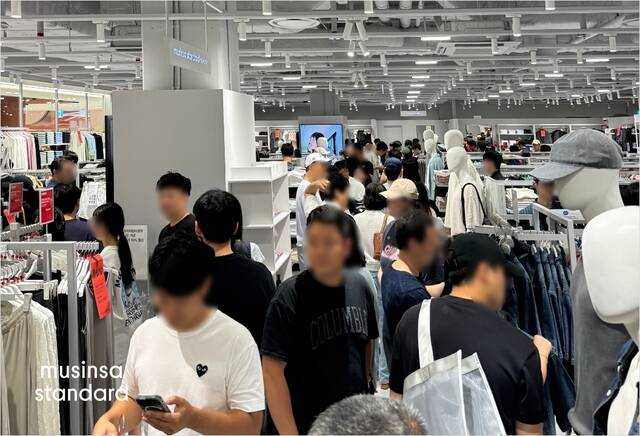 지난 20일 개점한 무신사 스탠다드 신세계 프리미엄아울렛 시흥점에서 쇼핑하고 있는 고객들이 쇼핑하고 있다. /무신사