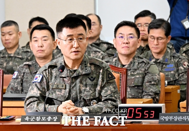 군사법원이 내란 혐의로 구속된 채 재판을 받고 있는 박안수 육군참모총장과 이진우 전 수도방위사령관에 대한 조건부 보석을 결정했다. 박 총장(맨 앞)과 이 전 사령관(두번째줄 오른쪽)이 지난해 12월 서울 여의도 국회에서 열린 국방위원회 전체회의에 참석하고 있다./배정한 기자