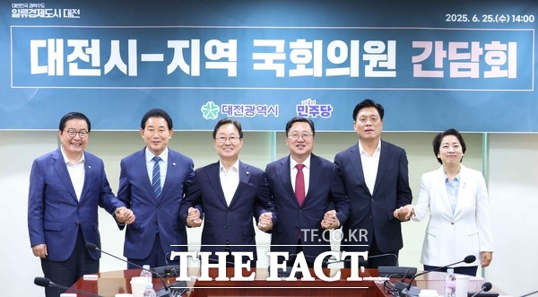 이장우 대전시장이 대전지역 국회의원들을 만나 지역 현안 해결을 위한 초당적 대응에 나선다. 왼쪽부터 장종태 의원, 박용갑 의원, 박범계 의원, 이장우 대전시장, 조승래 의원, 황정아 의원. /대전시