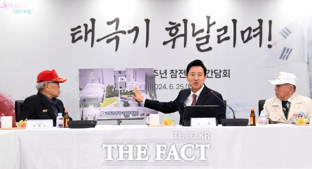 오세훈 서울시장이 6.25전쟁 74주년을 맞은 지난해 6월 25일 오전 서울시청 영상회의실에서 참전 용사들과 간담회를 하며 국가상징공간 조성 계획을 밝히고 있다./이새롬 기자