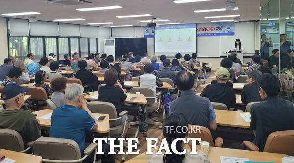 계룡시가 시민들을 대상으로 심폐소생술 및 응급처치 교육을 실시하고 있는 모습./계룡시