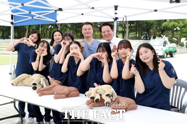 사랑나눔 축제에 참여한 연성대 학생들과 (뒷줄 왼쪽부터)이수정·이왕희 교수, 최대호 안양시장./안양시