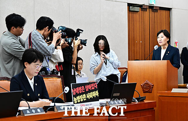 송 장관이 25일 오후 서울 여의도 국회에서 열린 농림축산식품해양수산위원회 전체회의에 참석해 추경안에 대한 제안설명을 하고 있다. /배정한 기자