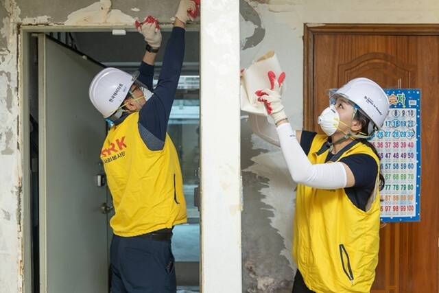 HDC현대산업개발이 서울 영등포구 신길동 일대에서 서울시 조손가정 주거환경 개선을 위한 건축 봉사활동을 진행했다. /HDC현대산업개발