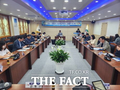 청양군이 24일 군청 상황실에서 ‘관광도시 조성 사업 추진단’ 상반기 실적 및 하반기 계획 보고회를 열고 있다. /청양군