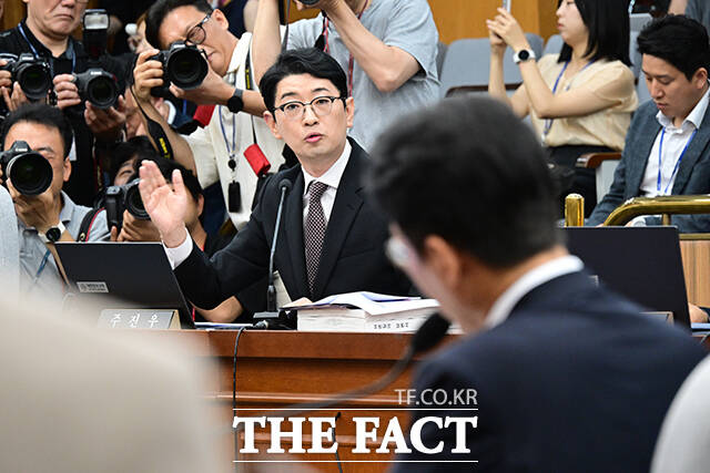 김 후보자는 주진우 국민의힘 의원을 향해 이전에 공개된 자료만을 가지고도 한 해에 6억원을 모아서 장롱에 쌓아놨다고 볼 수 없는 것인데, 어떤 분들은 제2의 논두렁 시계라고 표현할 수 있는 것을 프레임으로 만들어서 지적하신다고 꼬집었다. /남윤호 기자