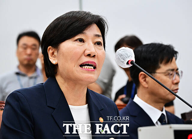 송미령 농림축산식품부 장관이 25일 오후 서울 여의도 국회에서 열린 농림축산식품해양수산위원회 전체회의에 참석해 질의에 답변을 하고 있다. /배정한 기자
